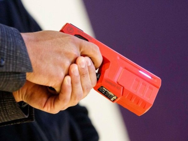 Contraloría rechaza que municipalidades puedan entregar armas no letales a sus inspectores