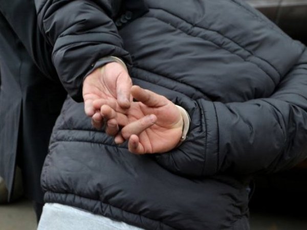 Evita el juicio: imputado por crimen de su hijastro con autismo es hallado sin vida en prisión