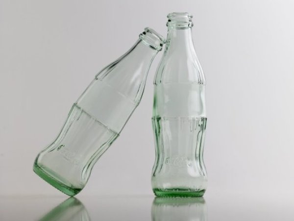 Estudio revela que botellas de vidrio concentran más microplásticos que las de plástico o metal
