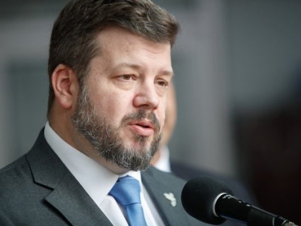 Kaiser plantea salario mínimo más bajo para jóvenes sin experiencia laboral