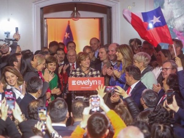 Familia de Piñera y exautoridades de su gobierno respaldaron a Matthei en su relanzamiento