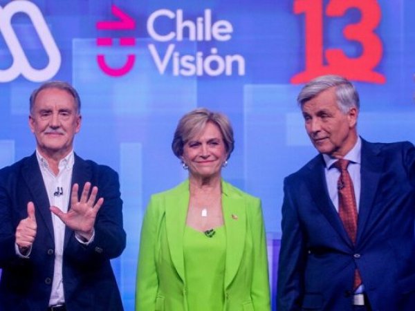 Kaiser sorprende a Matthei con una rosa por su cumpleaños durante el cierre del debate presidencial de ANATEL