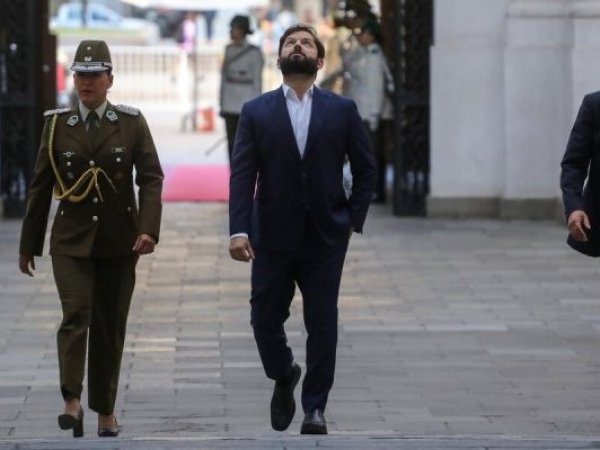 Parlamentarios cuestionan aumento salarial de Boric por cumplimiento de metas