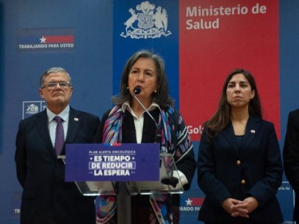 Ministra de Salud descartó el cierre de programas y criticó duramente intervención de los alcaldes a las afueras de la Moneda