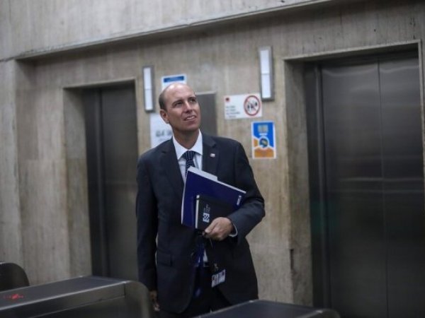 Tras ajuste de gabinete: Ministro Arrau enfrentará su primera sesión clave en el Senado